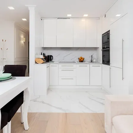 Stylish Two Bedroom Nasypowa By Renters Lägenhet